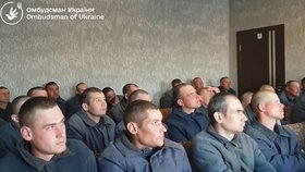 Masakry, popravy, mučení, znásilnění: Ruským válečným zajatcům ukázali důkazy o zvěrstvech