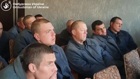 Masakry, popravy, mučení, znásilnění: Ruským válečným zajatcům ukázali důkazy o zvěrstvech