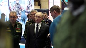 Náčelník generálního štábu Valerij Gerasimov, prezident Vladimir Putin a ruský ministr obrany Šojgu.