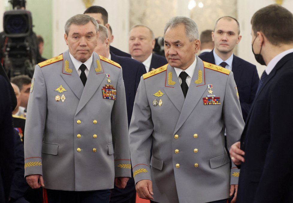 Náčelník generálního štábu Valerij Gerasimov a ruský ministr obrany Šojgu.