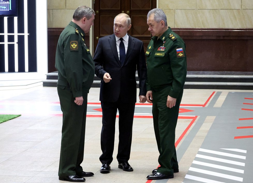 Náčelník generálního štábu Valerij Gerasimov, prezident Vladimir Putin a ruský ministr obrany Šojgu.