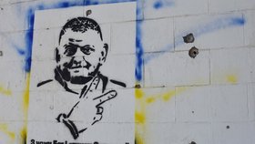 Velitel ukrajinských ozbrojených sil Valerij Zalužnyj. Na snímku grafitti z osvobozené vesnice s nápisem: Bůh s vámi a velitel Zalužnyj.