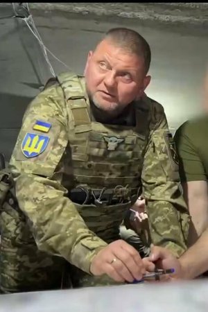 Velitel ukrajinských ozbrojených sil Valerij Zalužnyj s Baby Yodou na neprůstřelné vestě.
