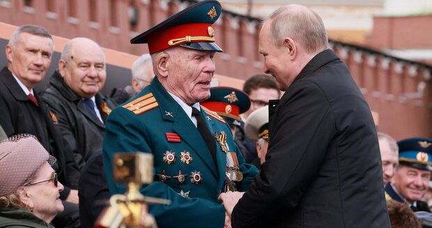 Západ chystal invazi do Ruska, hlásal na přehlídce Putin. „Jen se bráníme.“