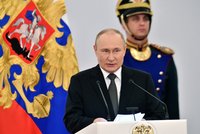 Putin bouřil před absolventy vojenských škol: Procházíme sérií zkoušek, ale překonáme je silnější