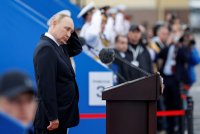 Nové spekulace o Putinově zdraví: Ztratil hybnost pravé ruky? Nebyl schopný odehnat otravného komára