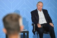 Putin opět šokoval veřejnost: Pokroucená ruka, třesoucí se noha a zmatená slova