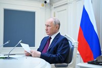 Putin se ukázal na summitu, ale jen přes video. A děkoval za pomoc při Prigožinově vzpouře