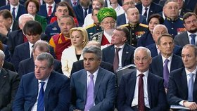 Zívání, pospávání, ale také ovace vestoje: Ruská politická smetánka na Putinově projevu