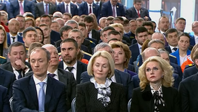 Zívání, pospávání, ale také ovace vestoje: Ruská politická smetánka na Putinově projevu