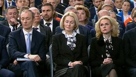 Zívání, pospávání, ale také ovace vestoje: Ruská politická smetánka na Putinově projevu