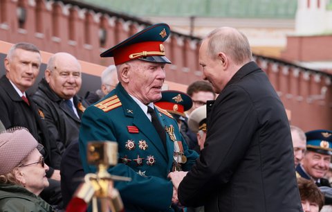 Západ chystal invazi do Ruska, hlásal na přehlídce Putin. „Jen se bráníme.“