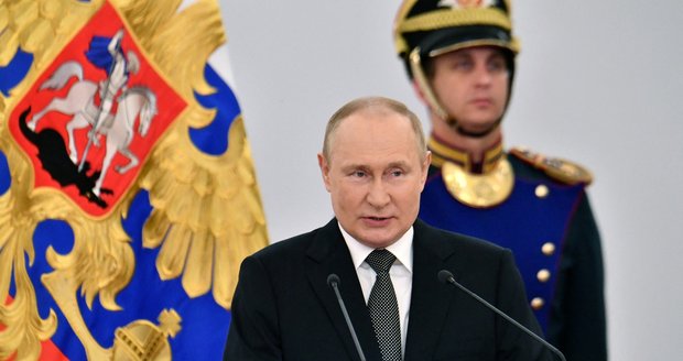 Putin bouřil před absolventy vojenských škol: Procházíme sérií zkoušek, ale překonáme je silnější