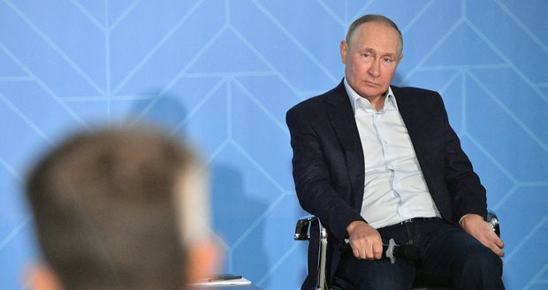 Putin opět šokoval veřejnost: Pokroucená ruka, třesoucí se noha a zmatená slova