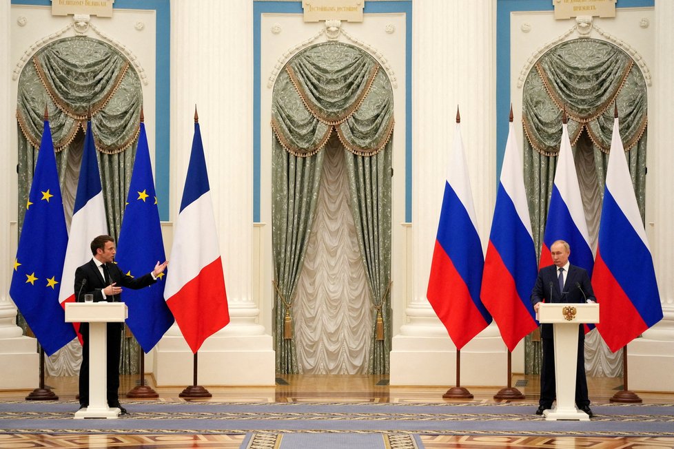 Ruský prezident Vladimir Putin s francouzským prezidentem Emmanuelem Macronem.