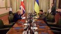 Johnson byl mezi prvními, kdo podpořil dodávky zbraní Ukrajině a v dubnu osobně navštívil Kyjev jako první lídr ze států G7.