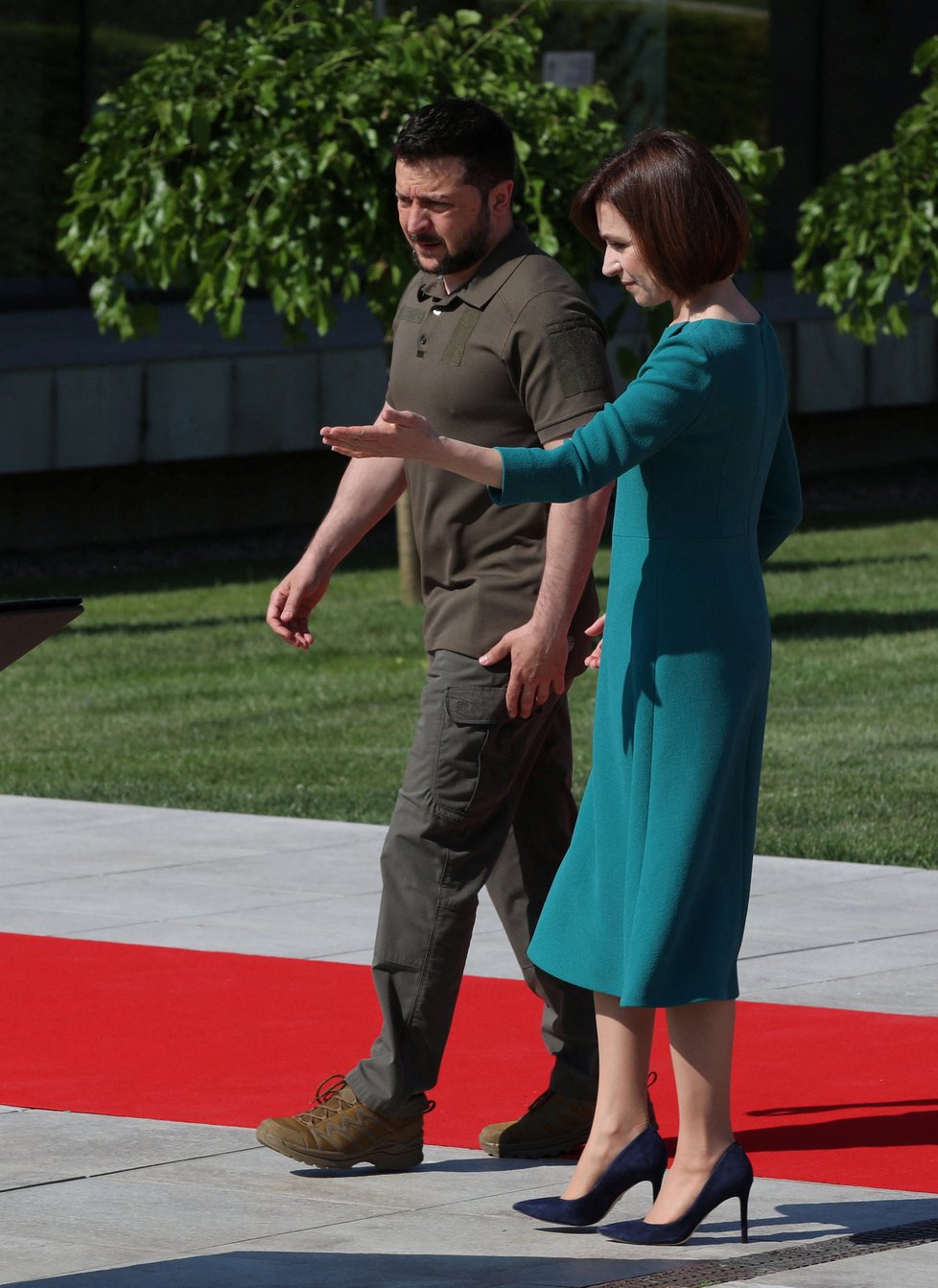 Ukrajinský prezident Zelenskyj přijel na summit do Moldavska. Na červeném koberci ho přivítala prezidentka Maia Sanduová, (1.06.2023).