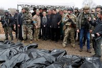Západní lídři v Buči: Pohled na masakr je šokoval, šéfka EK podpořila snahu Ukrajiny vstoupit do EU