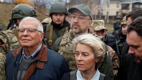 Šéfka EK Von der Leyenová, šéf unijní diplomacie Borrell a slovenský premiér Heger před setkáním se Zelenským v Kyjevě navštívili obec Buča, kde ruská vojska zmasakrovala civilní obyvatelstvo, (8.04.2022).
