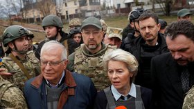 Šéfka EK Von der Leyenová, šéf unijní diplomacie Borrell a slovenský premiér Heger před setkáním se Zelenským v Kyjevě navštívili obec Buča, kde ruská vojska zmasakrovala civilní obyvatelstvo, (8.04.2022).
