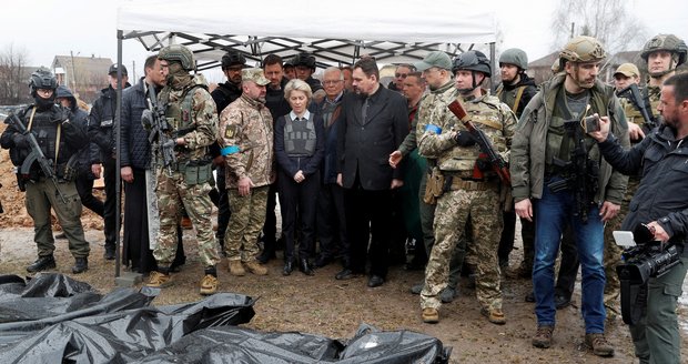 Západní lídři v Buči: Pohled na masakr je šokoval, šéfka EK podpořila snahu Ukrajiny vstoupit do EU