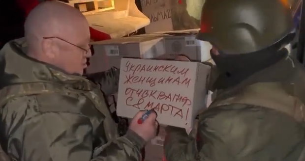 Šéf Wagnerovců provokuje: Ukrajinkám k MDŽ poslal šampaňské. Putin gratuloval ruským vojákyním