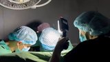 Při operaci srdce dítěte zhasla světla, lékaři si museli svítit sami: Kyjev je dál bez proudu
