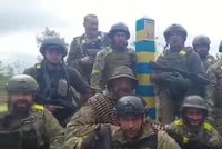 Povolávací papíry dostávají muži v barech i na pláži: Ukrajinská armáda potřebuje vojáky