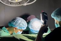 Při operaci srdce dítěte zhasla světla, lékaři si museli svítit sami: Kyjev je dál bez proudu
