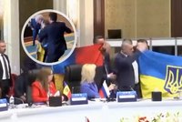 Ruští a ukrajinští poslanci se poprali na summitu. Rus dostal facku za snahu urvat vlajku