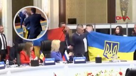 Ruští a ukrajinští poslanci se poprali na summitu. Rus dostal facku za snahu urvat vlajku