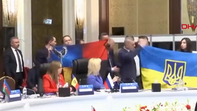Ukrajinští a ruští poslanci se poprali o vlajku.