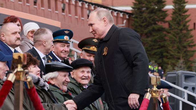 Vladimir Putin na přehlídce na Rudém náměstí v Moskvě.