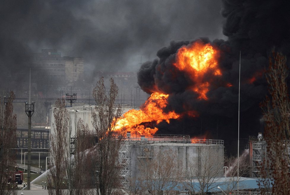 Donbas je pro Rusy nadále klíčový, tvrdí Britové. Jejich rakety měly létat i nad jadernou elektrárnou.