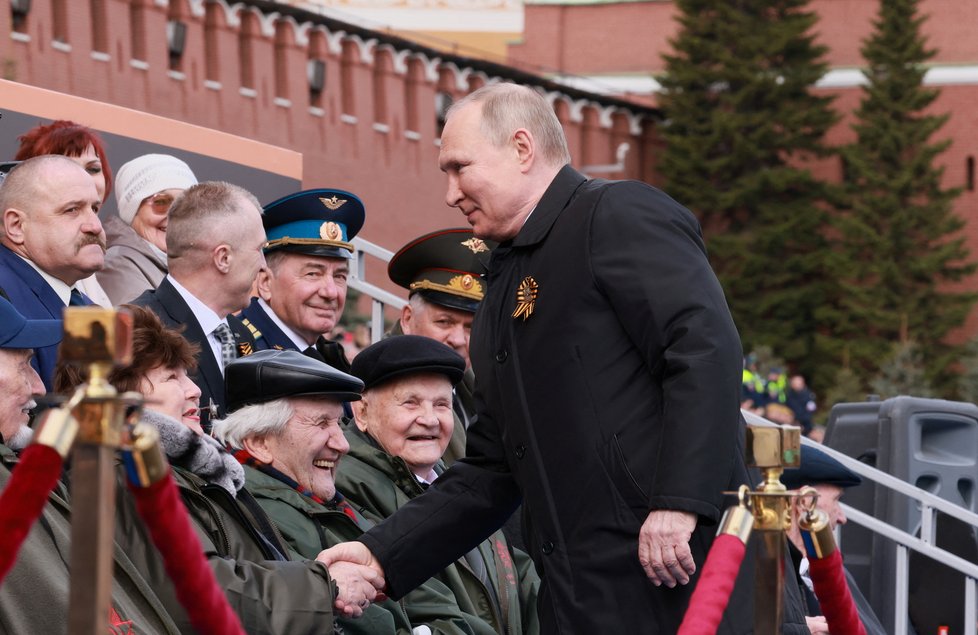 Vladimir Putin na přehlídce na Rudém náměstí v Moskvě.