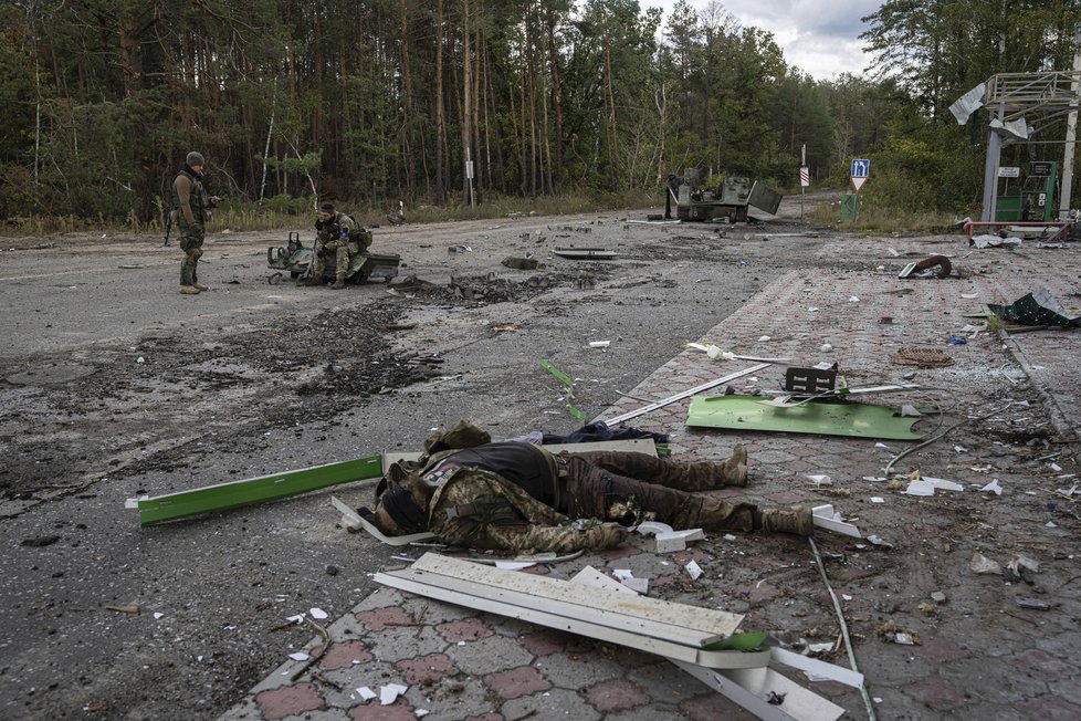 Válka na Ukrajině: Ukrajinská protiofenziva nemá čas uklízet mrtvá těla.