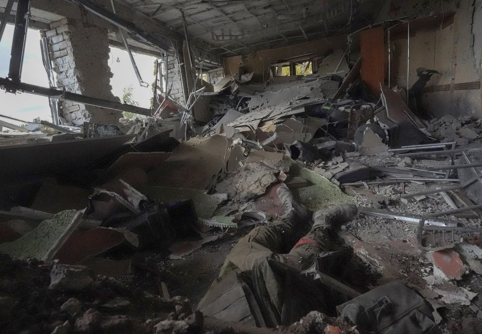 Válka na Ukrajině: Ukrajinská protiofenziva nemá čas uklízet mrtvá těla.