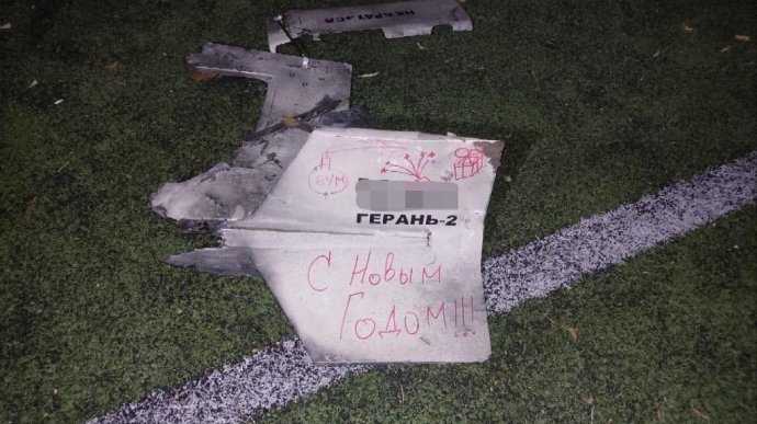 Trosky dronu, které dopadly na Kyjev.
