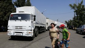 Prvních pět bílých nákladních vozů, které do Luhanska na východě Ukrajiny dovezly ruskou humanitární pomoc, dojely zpět na ukrajinsko-ruské hranice při zpáteční cestě do Ruska.