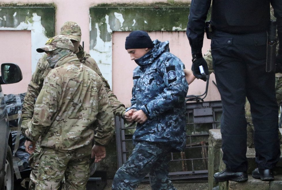 Ruské soudy poslaly řadu zadržených ukrajinských námořníků do vazby