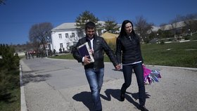 Galina Volosjančik a Ivan Benera zamířili na vojenskou základnu ihned po obřadu.