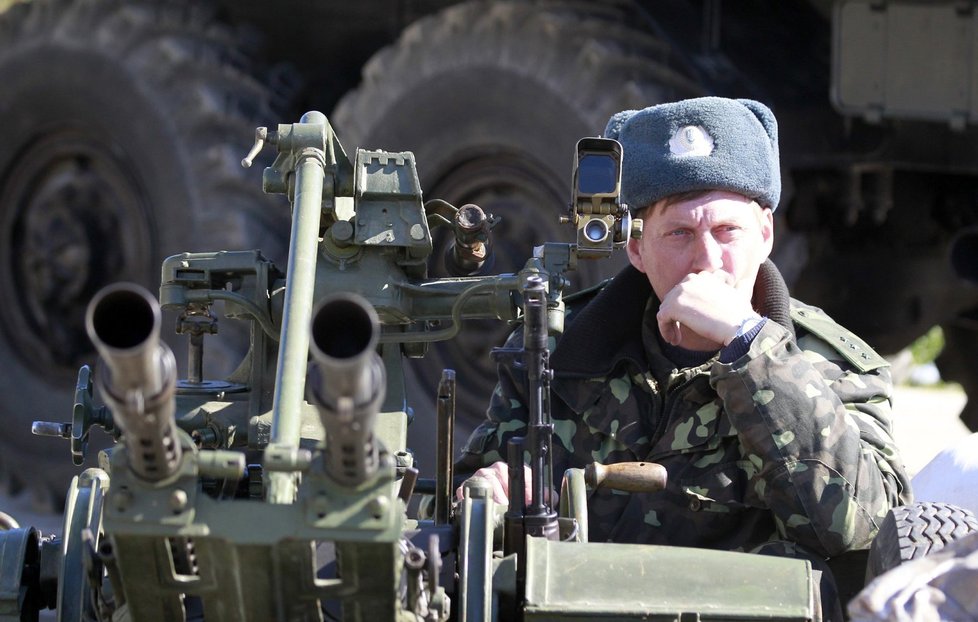 Ukrajinští vojáci na základně čekají a možná se schyluje ke konfliktu.