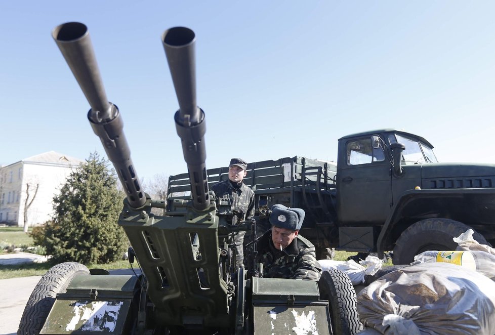 Ukrajinští vojáci chtějí základnu bránit.