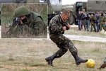 Ukrajinští vojáci hrají pod dohledem Rusů fotbal.