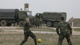 Ukrajinští vfojáci snižují napětí tím, že hrají fotbal.