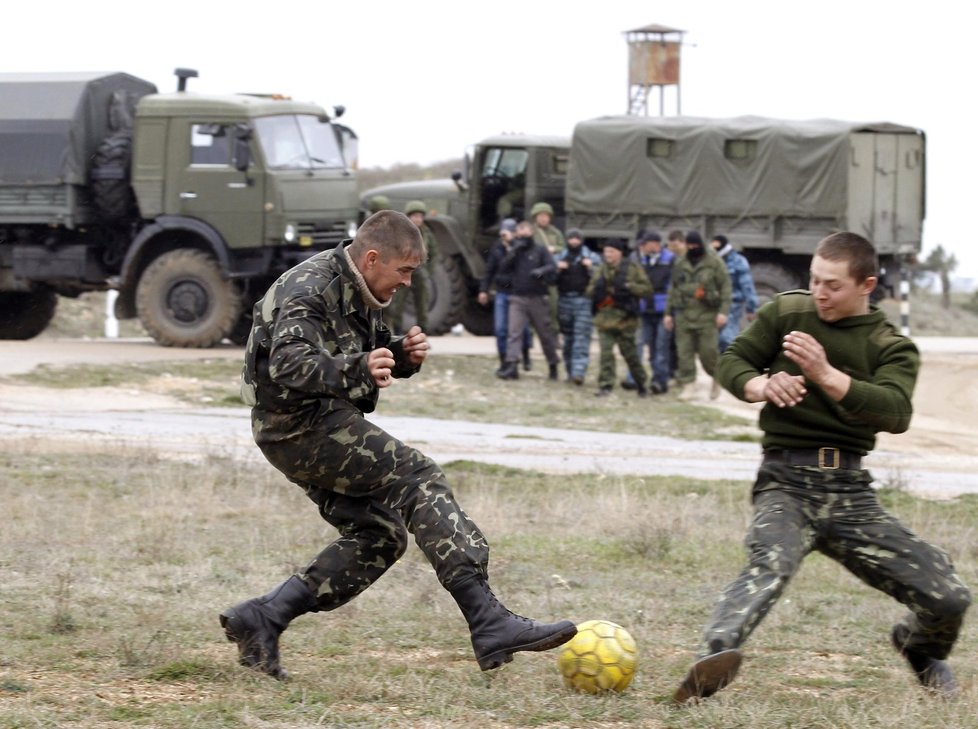Na Krymu se hraje fotbal. Hráči jsou vojáci.