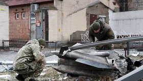 Ukrajinské síly zkoumají zbytky rakety dopadlé v Kyjevě. (24. 2. 2022)