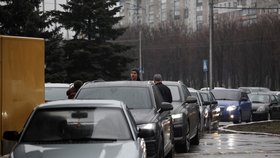 Ukrajinci utíkají z Mairupolu. (24. 2. 2022)