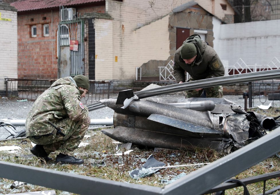 Ukrajinské síly zkoumají zbytky ruské rakety dopadlé v Kyjevě. (24. 2. 2022)