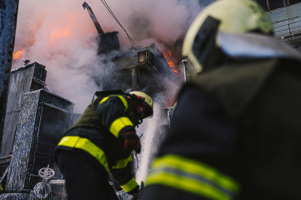 Hasiči zashující v Kyjevě po dopadu ruské rakety